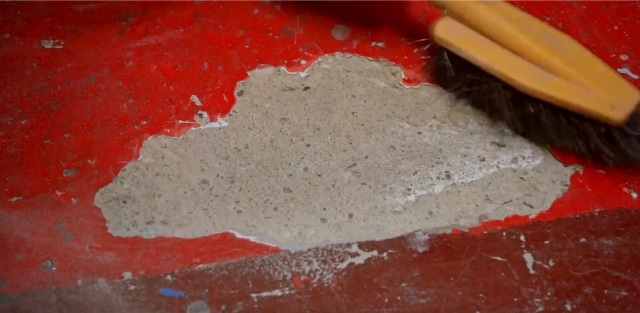 Czym uzupełnić ubytki w betonie? Odpylenie powierzchni