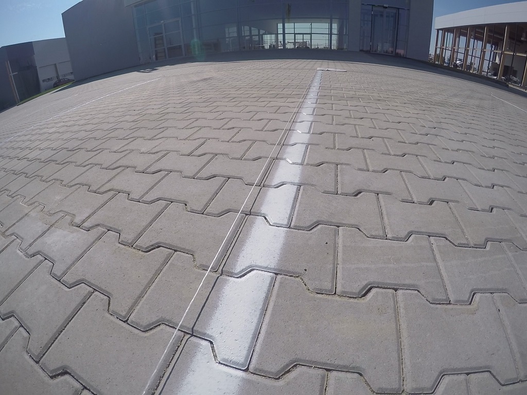 Linia wykonana za pomocą sprayu i wózka 