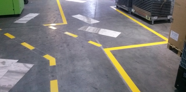 Żywica dwuskładnikowa do malowania linii na posadzce w magazynie 