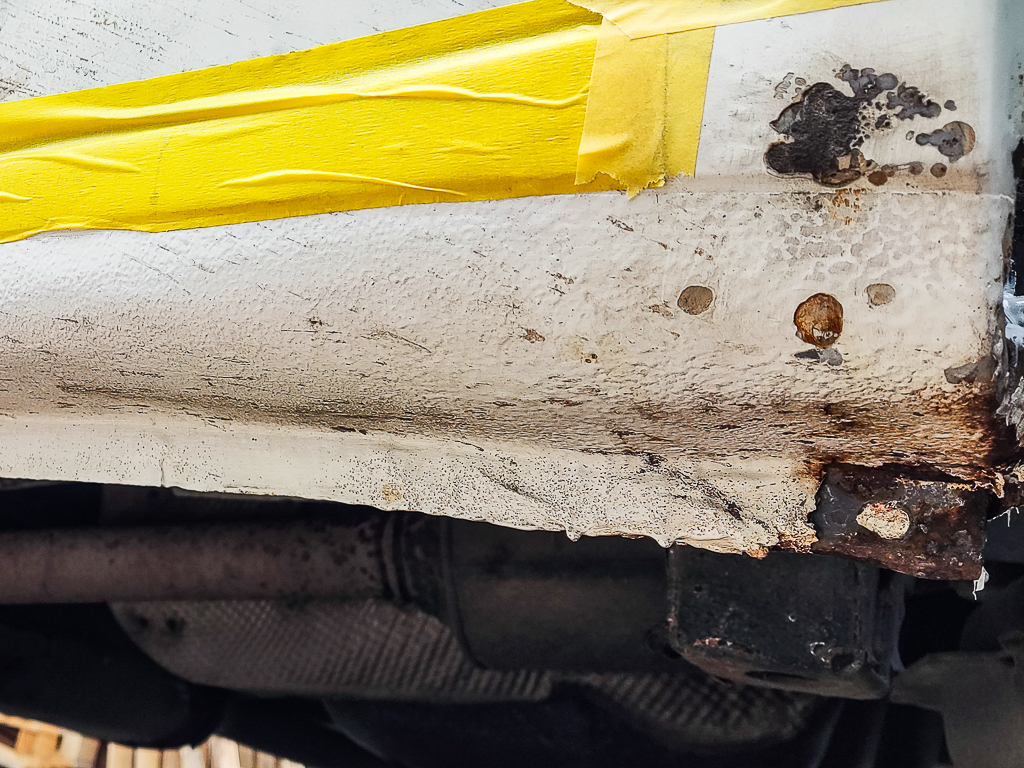 Skorodowane podwozie samochodu