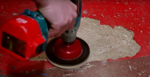 Jak uzupełnić ubytki w betonie? Szlifowanie podłoża