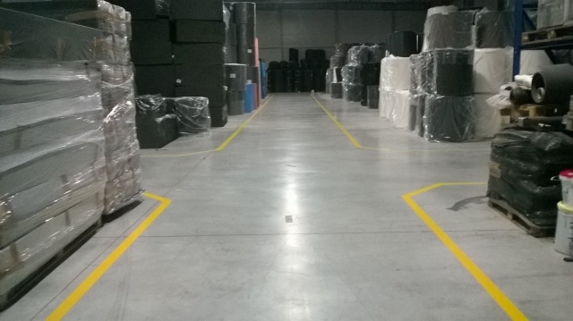 Farba do malowania linii na posadzce w magazynie