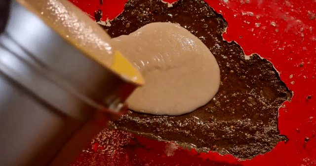 Mocna zaprawa do ubytków w posadzce Uzupełnianie ubytków żywicą z piaskiem o konsystencji płynnej