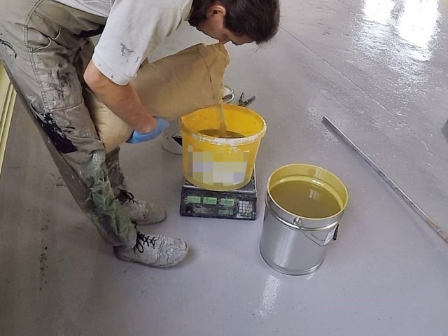 Mocna zaprawa do betonu Mieszanie żywicy epoksydowej z piaskiem kwarcowym