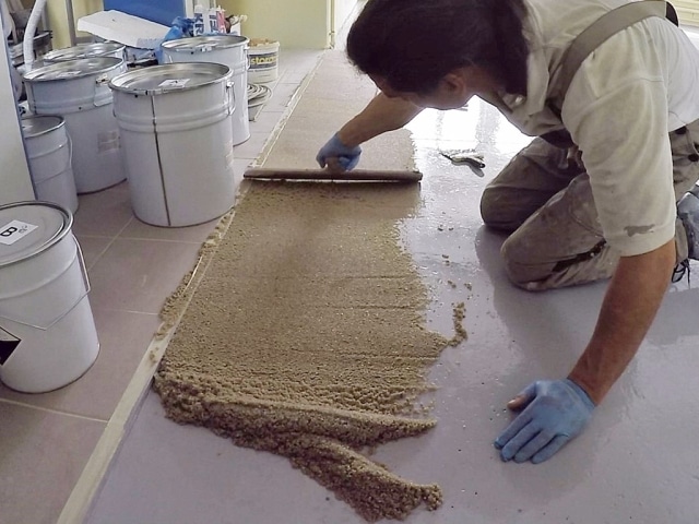 Jak naprawić ubytki w betonie? Aplikacja masy naprawczej