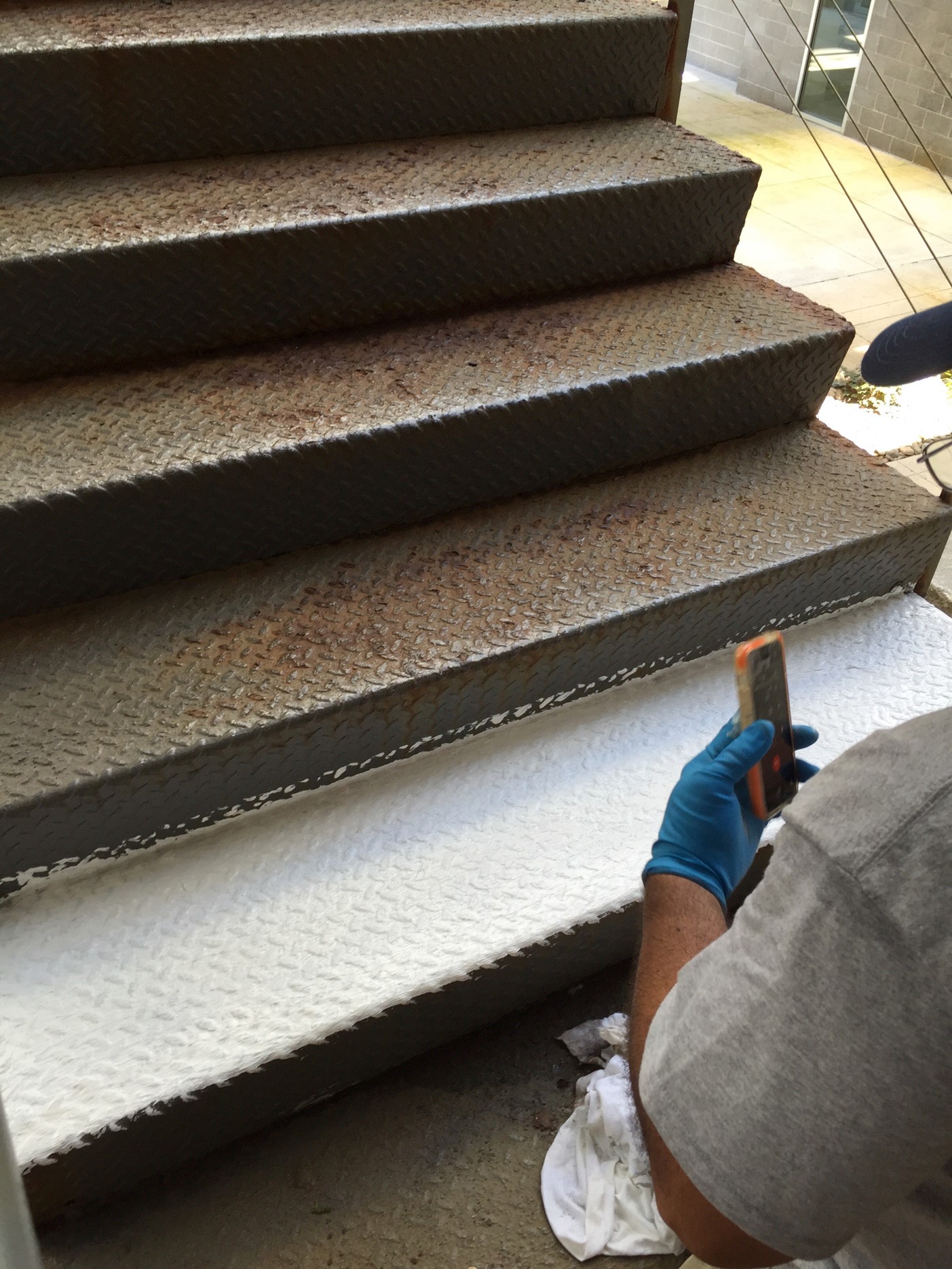 Jak wykonać antypoślizg na blachę ryflowaną?