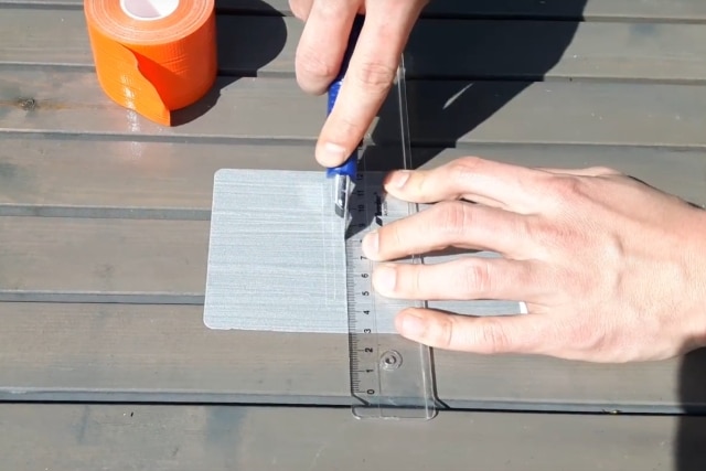 Test przyczepności farby  Wykonanie nacięć prostopadłych do już powstałych