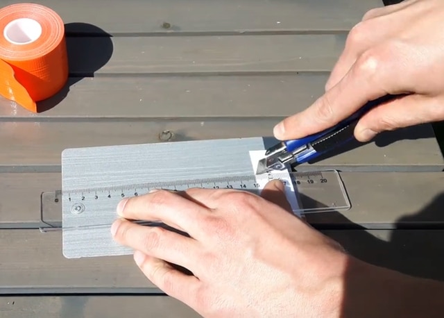 Przyczepność farby Wykonanie za pomocą linijki i noża kilku równoległych nacięć