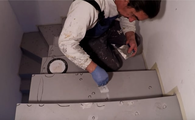 Gładkie wykończenie schodów  Uzupełnienie ubytków szpachlą epoksydową