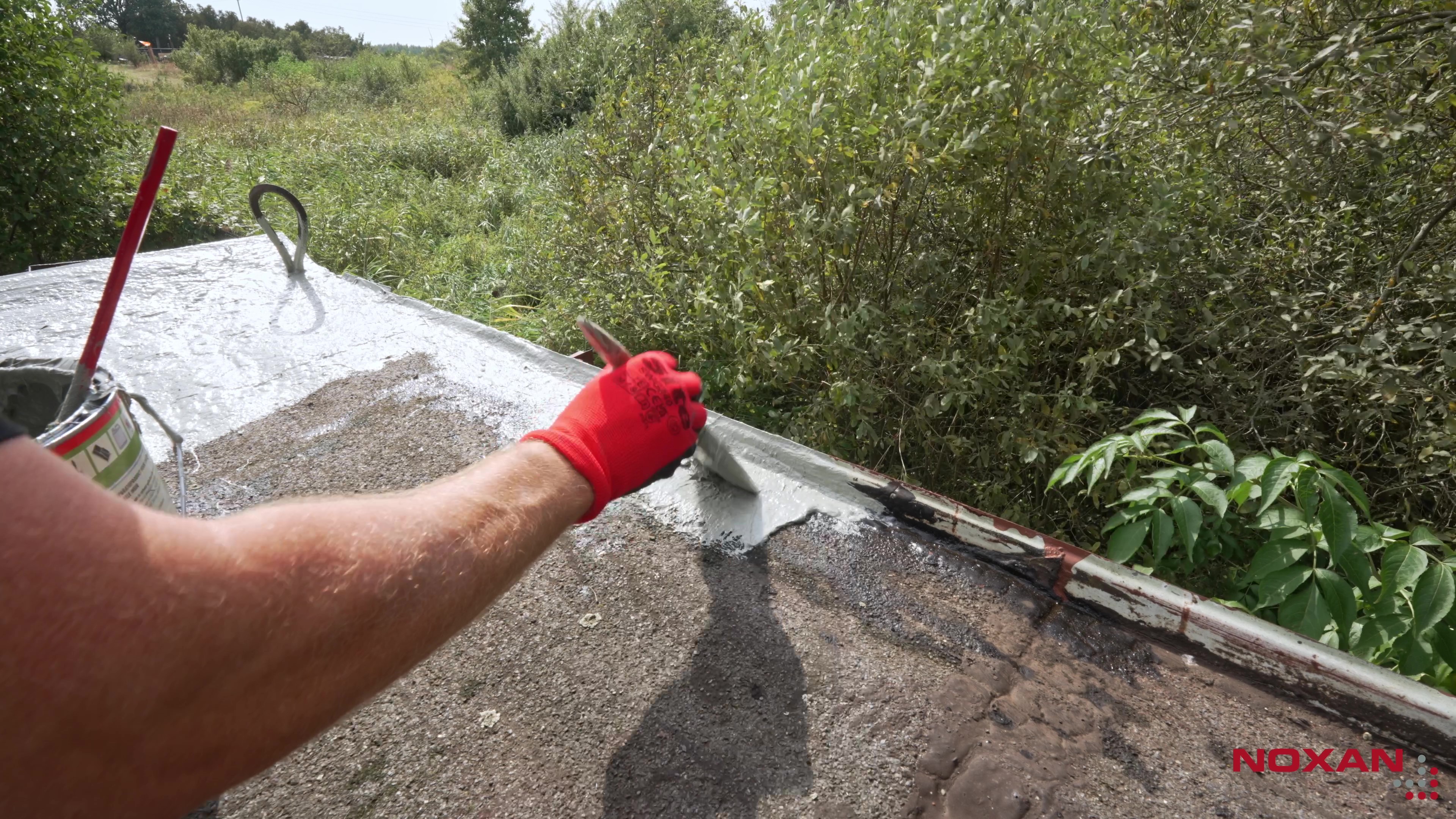 Szybkie uszczelnienie dachu Aplikacja masy uszczelniającej