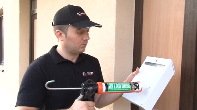 Jak zamontować skrzynkę na listy? Aplikacja kleju montażowego na skrzynkę pocztową