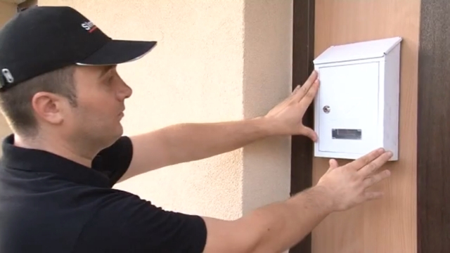 Jak zamontować skrzynkę na drzwi? Montowanie skrzynki pocztowej na drzwi