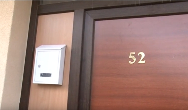 Jak przykleić skrzynkę pocztową do drzwi? Zmontowana skrzynka pocztowa na drzwiach