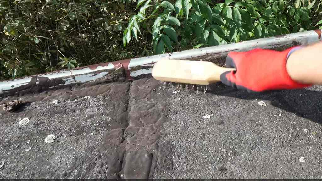 Jak szybko uszczelnić dach? Przygotowanie podłoża przed aplikacją masy uszczelniającej