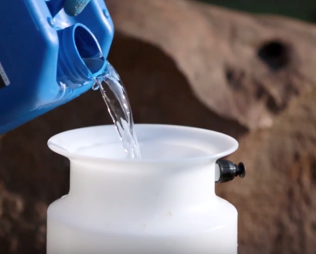 Jak impregnować kostkę brukową? Przelanie impregnatu do rozpylacza ciśnieniowego