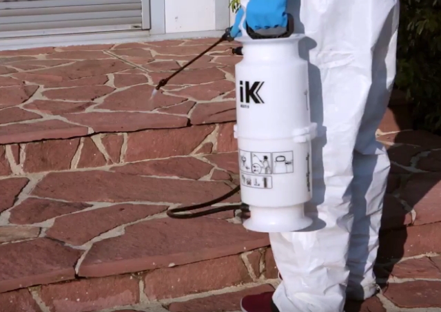 Czym impregnować kostkę? Aplikacja impregnatu na kostkę brukową