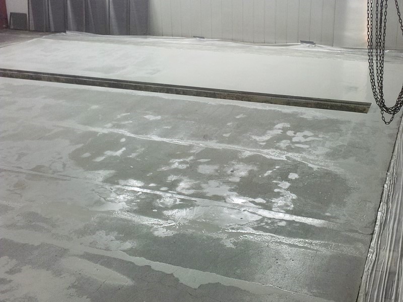 Posadzka z defektami przed malowaniem