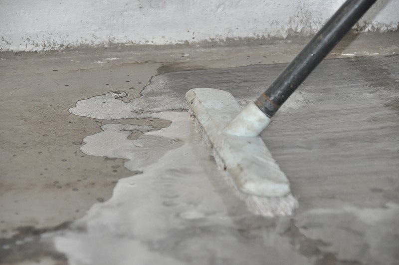 Chemiczne przygotowanie posadzki do malowania