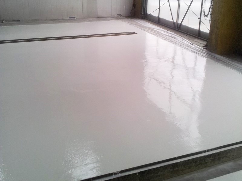 Posadzka z defektami po malowaniu