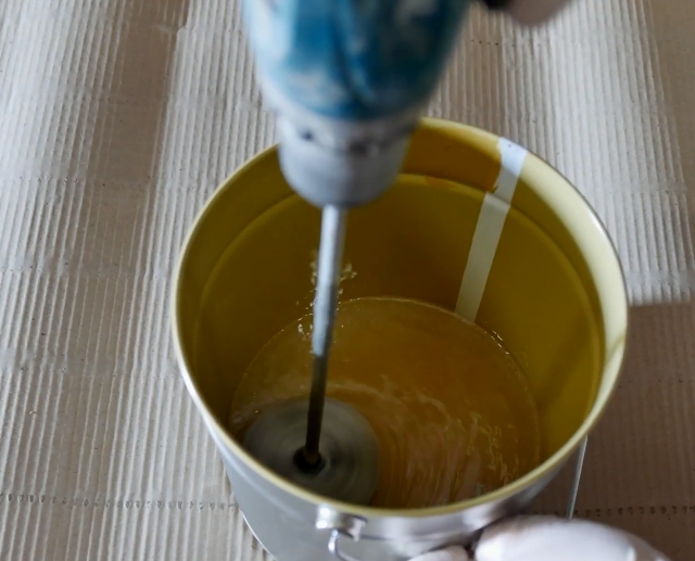 Jak zrobić posadzkę do lakierni? Mieszanie żywicy