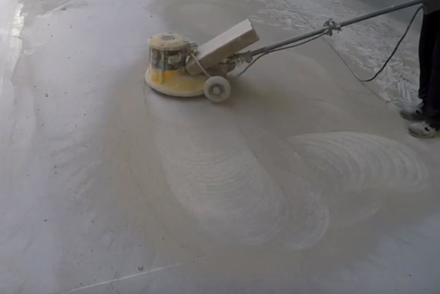Jak zrobić posadzkę do serwerowni? Szlifowanie mechaniczne podłoża