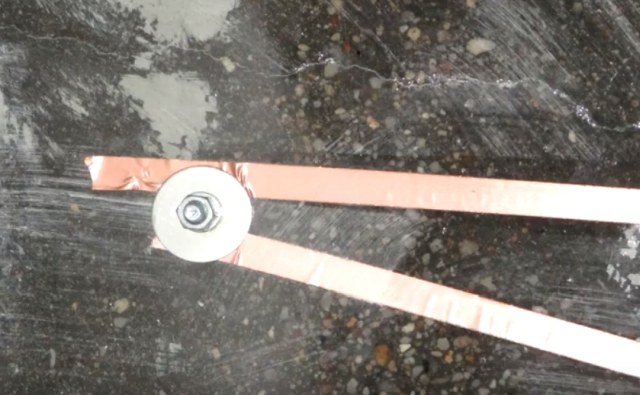 Jak zrobić posadzkę nieiskrzącą? Rozłożenie taśmy miedzianej