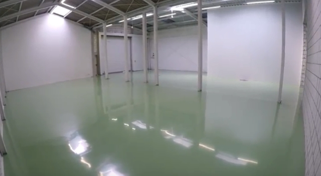 Jak wykonać posadzkę antyelektrostatyczną? Gotowa posadzka antyelektrostatyczna