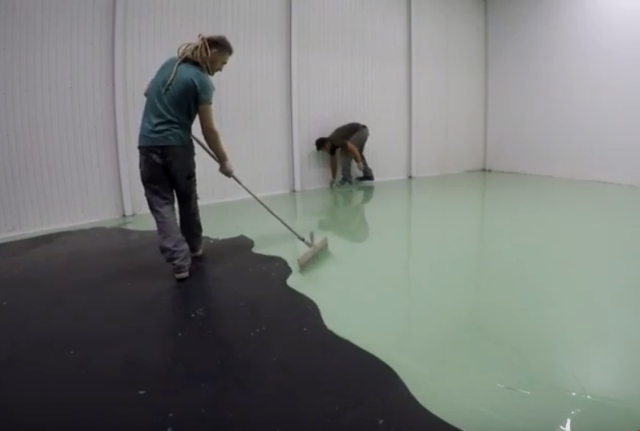 Jak wykonać posadzkę przewodzącą prąd? Aplikacja nawierzchni