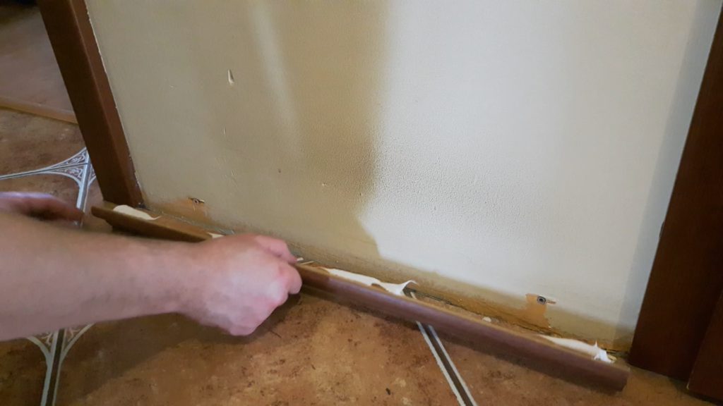 Montowanie listwy podłogowej Montowanie listwy podłogowej