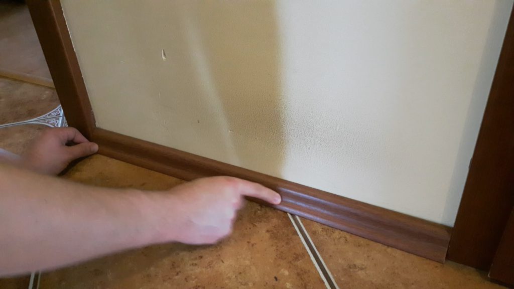 Montaż listwy klejem Listwa podłogowa zamontowana za pomocą kleju