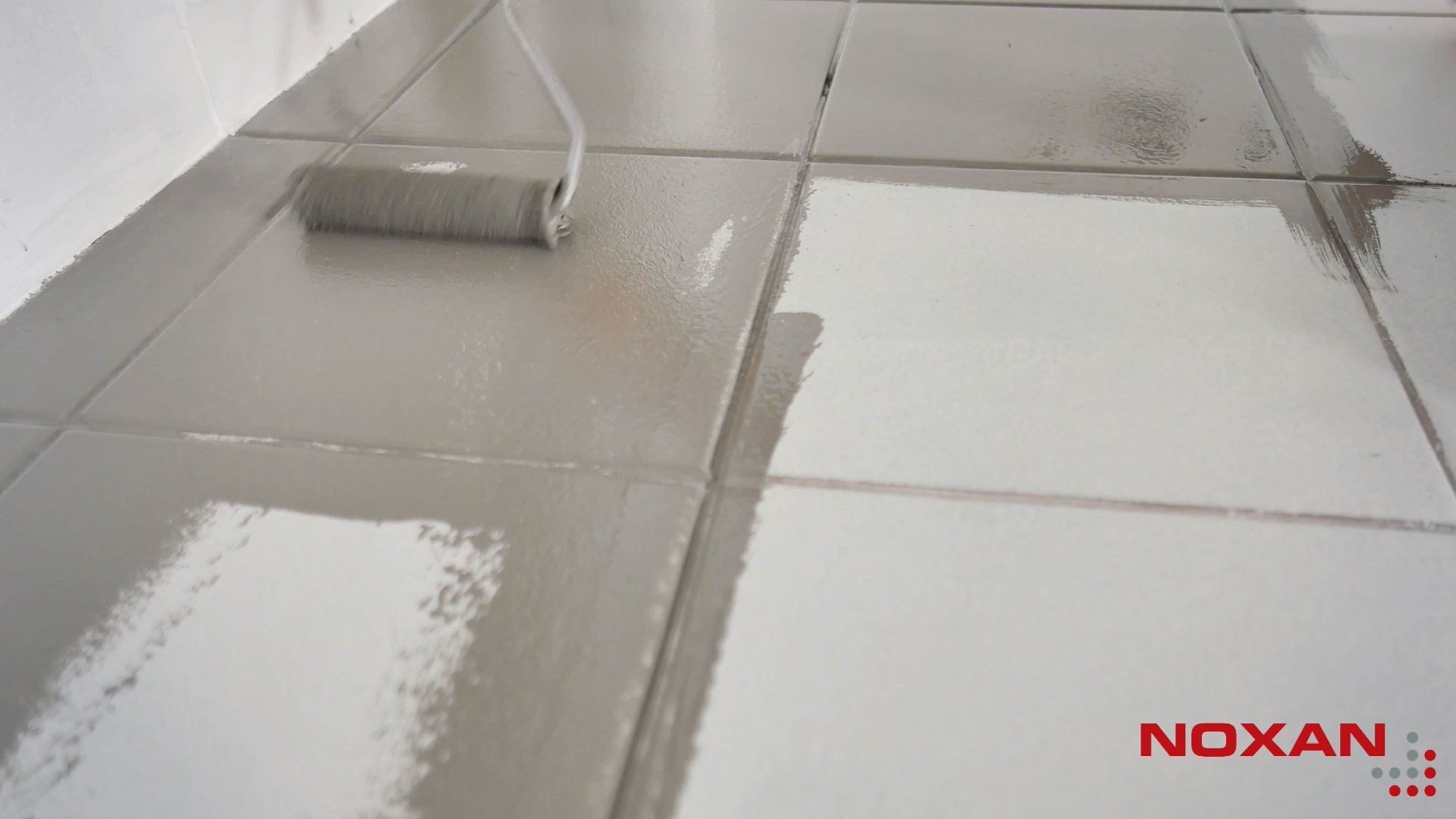 Malowanie kafelków - nakładanie pierwszej warstwy farby