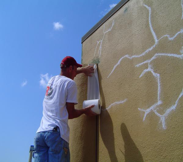 Aplikacja włókniny wzmacniającej na aktywne pęknięcia na ścianie 