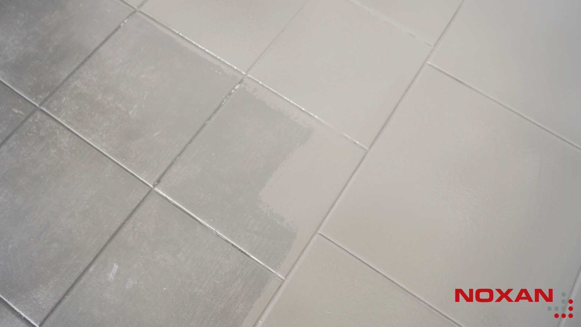 Aplikacja drugiej warstwy farby do płytek podłogowych