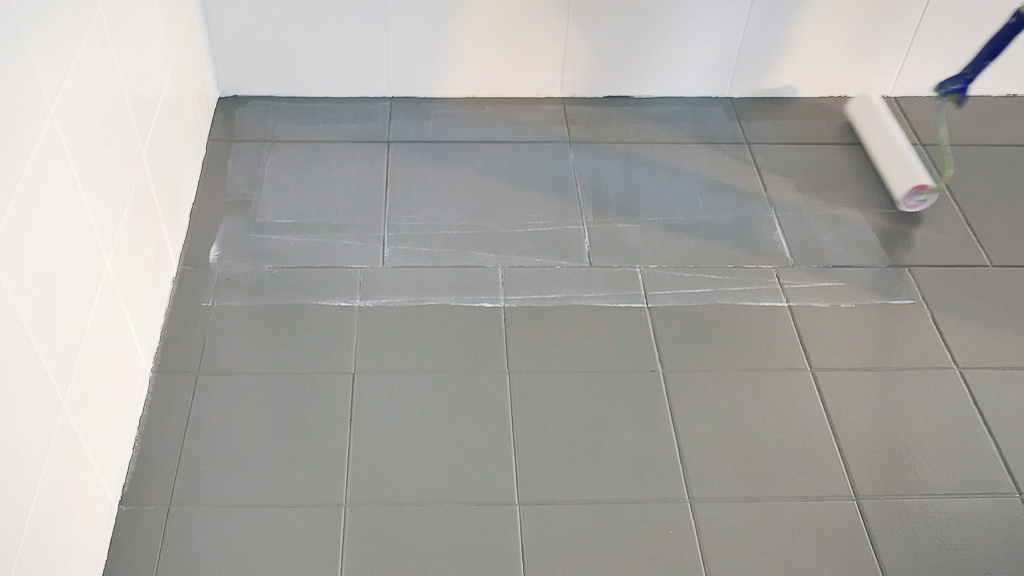 Kafelki na podłodze pomalowane 2 warstwami farby