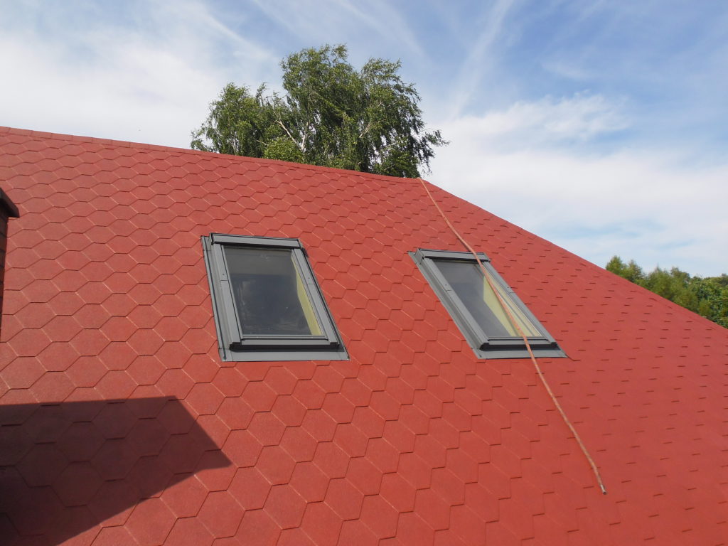 Jaka farba do gontów bitumicznych? Odnowiony gont bitumiczny