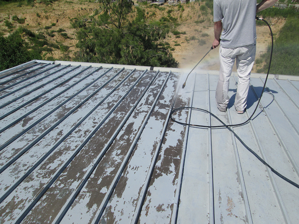 Jak uszczelnić dach metalowy