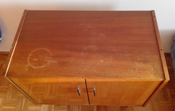 Zniszczony blat komody