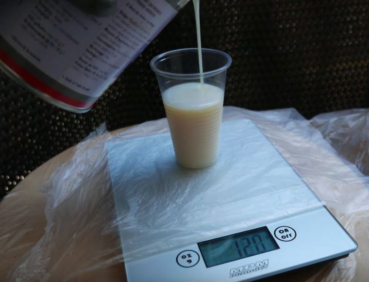 Odważanie potrzebnej ilości lakieru Odważanie potrzebnej ilości lakieru