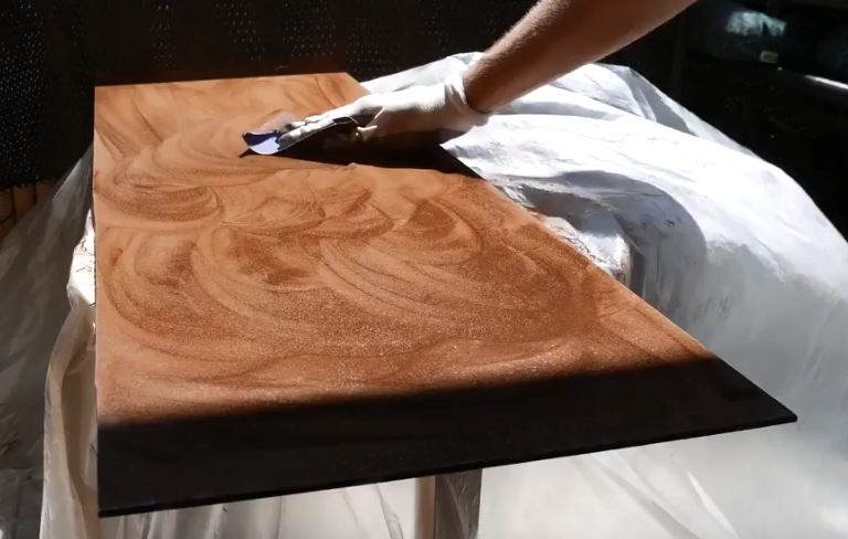 Szlifowanie zardzewiałego elementu Szlifowanie zardzewiałego elementu