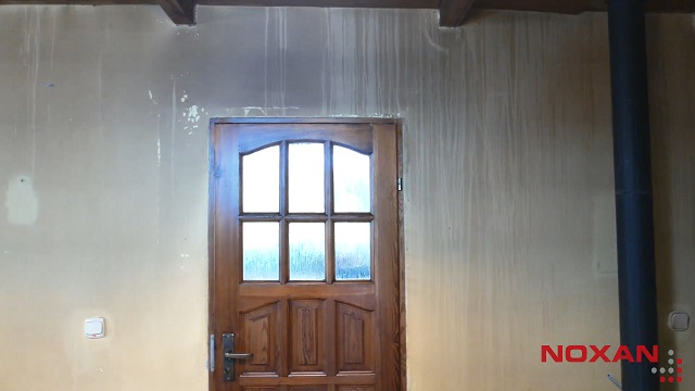 Poplamiona ściana po długotrwałym paleniu papierosów