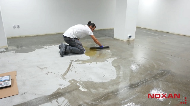 Rozprowadzanie żywicy po podłożu  Rozprowadzanie żywicy po betonie