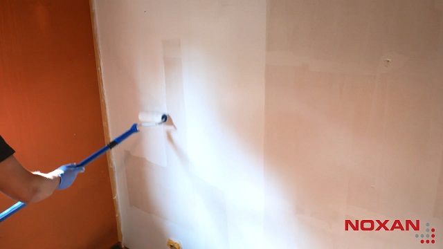 Aplikacja farby akrylowej  Aplikacja farby na podkład na plamy