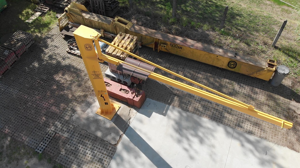 Metalowy dźwig po malowaniu