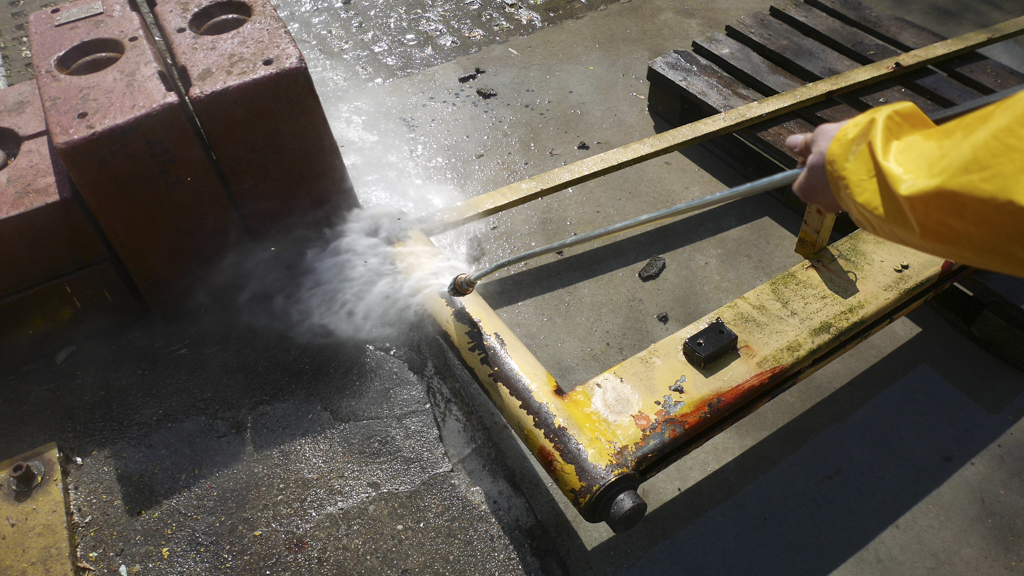 Mycie myjką ciśnieniową elementu leżącego