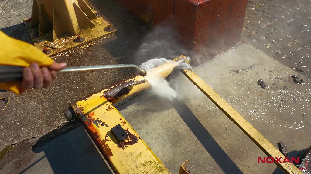 Mycie myjką ciśnieniową leżącej części dźwigu