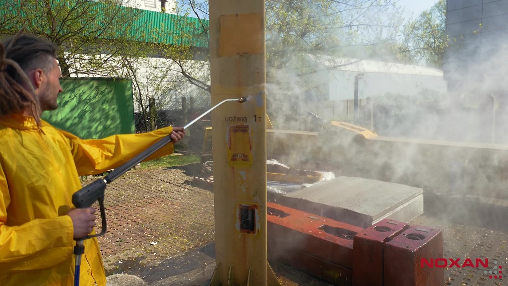 Mycie myjką stojącej leżącej części dźwigu