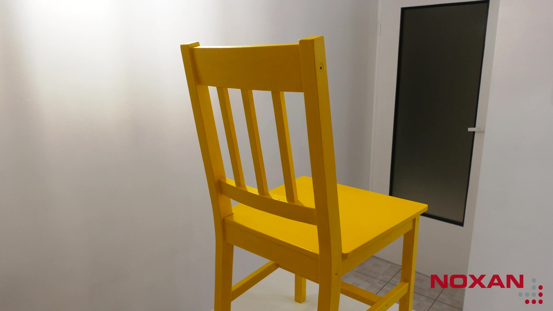Krzesło pomalowane na żółto Krzesło pomalowane na żółto