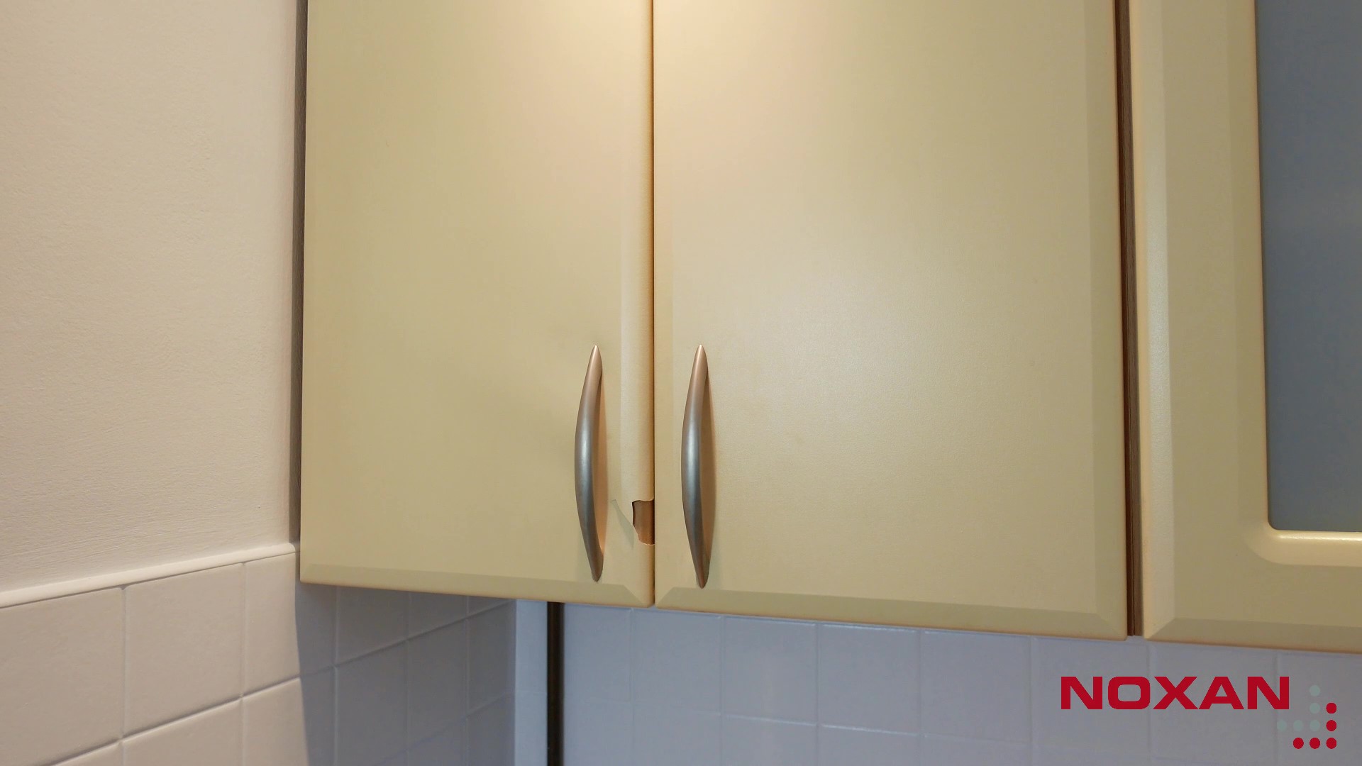 front z pękniętą okleiną