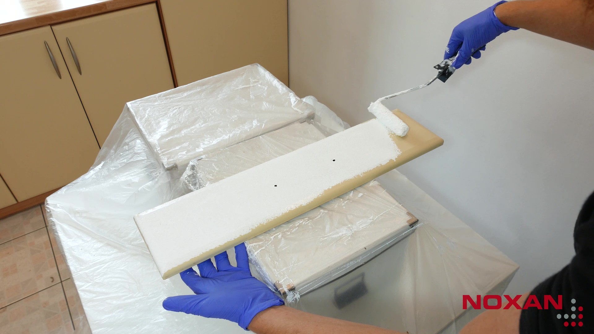 malowanie wałkiem frontu szuflady