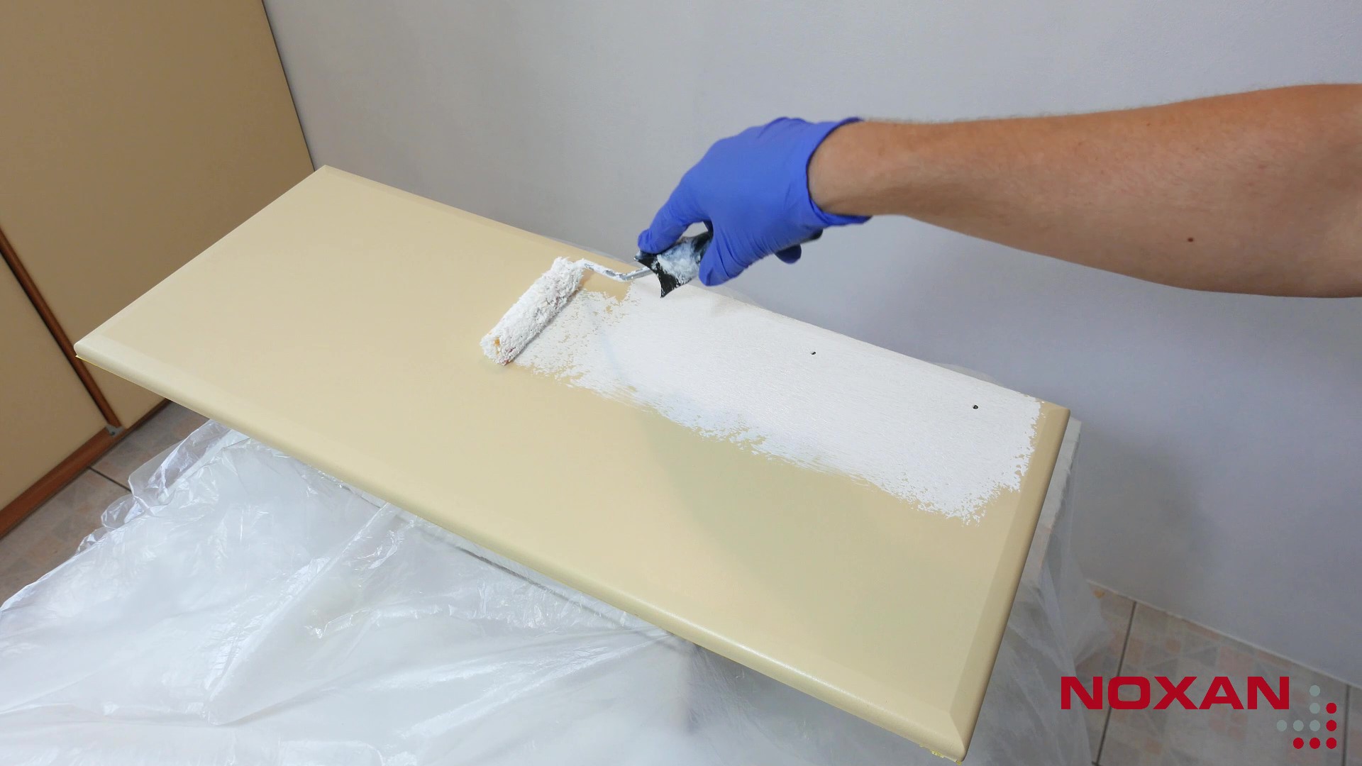 malowanie wałkiem frontu z okleiną